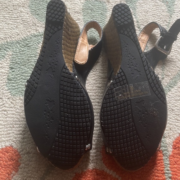 Womens wedge shoe, never worn. - Picture 4 of 9